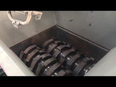 شاهد: آلة تقطيع البلاستيك من نوع القص ذات المحورين 2-3tph لعرض مصنع إعادة تدوير البلاستيك