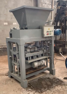 آلة صنع الطوب الصغيرة بمحرك الديزل الطارد 1800 قطعة / ساعة